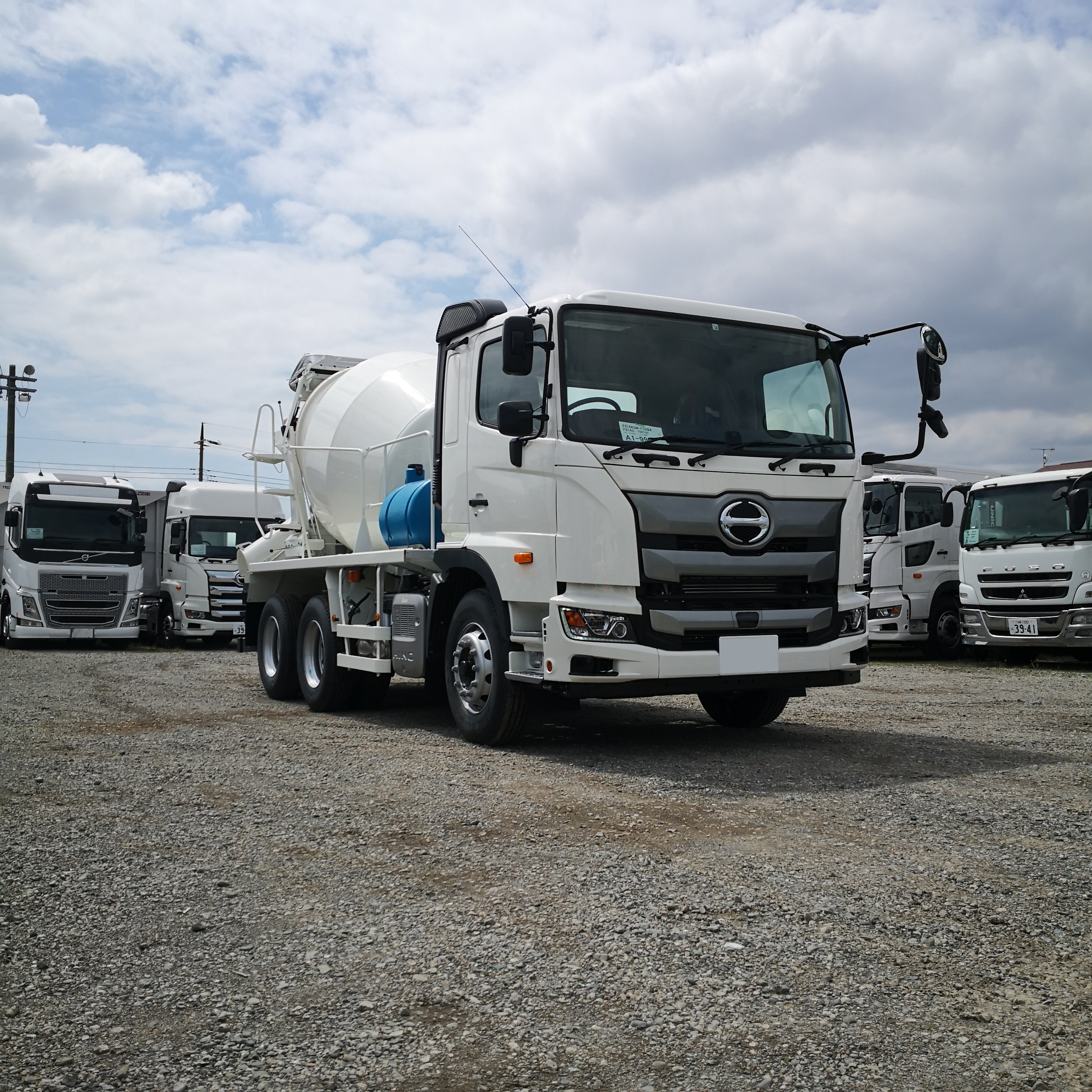 連休明けが待ちきれない 日野の未使用ミキサー ２台口で現場に新風を巻き起こそう 未使用車 大型ミキサー 婚活トラック