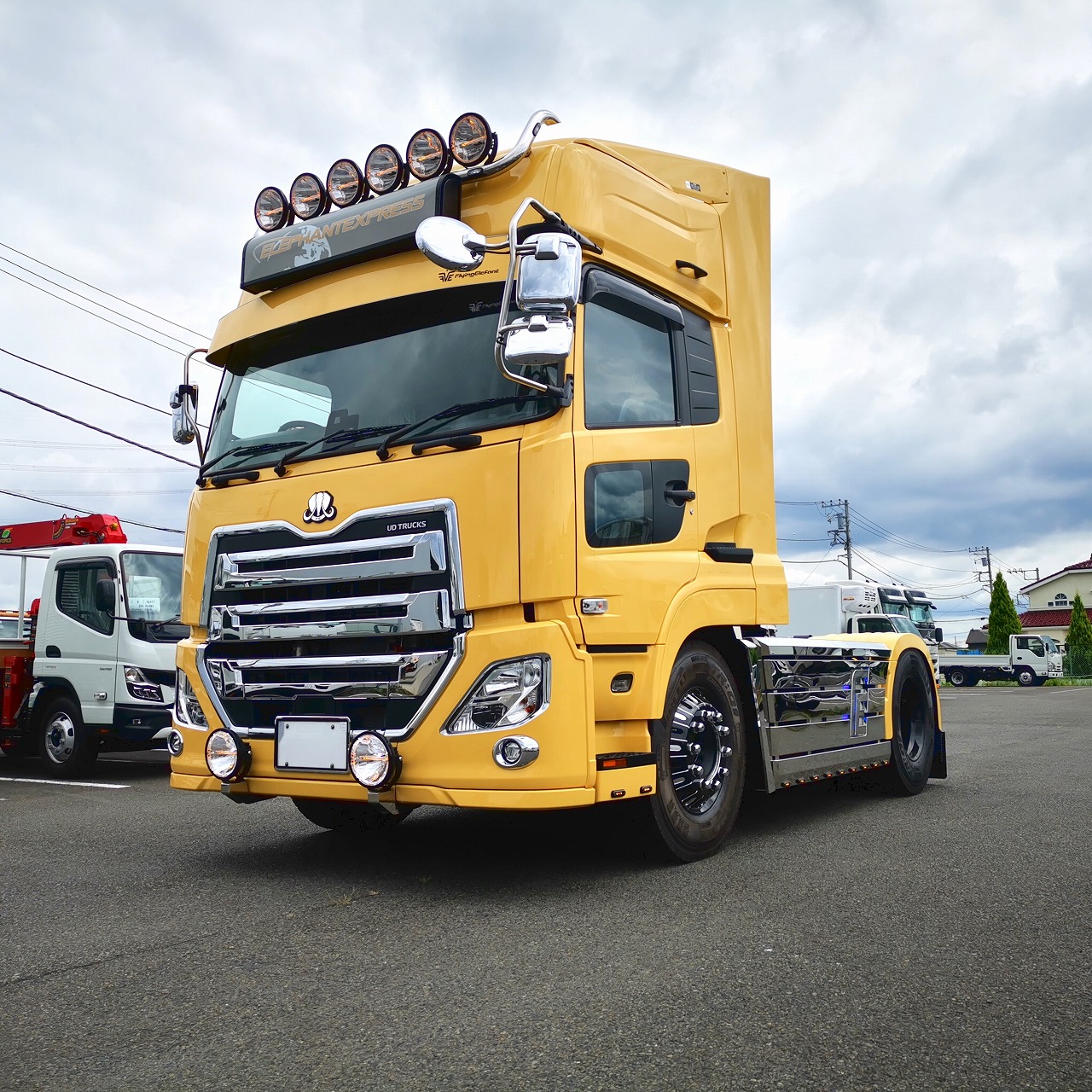 夜の東名の視線をひとり占め Feのカスタム クオンはヤバみmax100 新車 大型トラクタ 婚活トラック